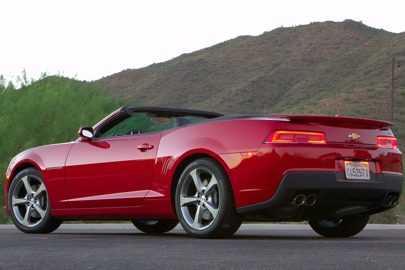 Na traseira, as lanternas agora repetem o formato simétrico que influenciou o desenho do painel de instrumentos

Saiba tudo sobre carros! Acesse www.r7.com/carros
