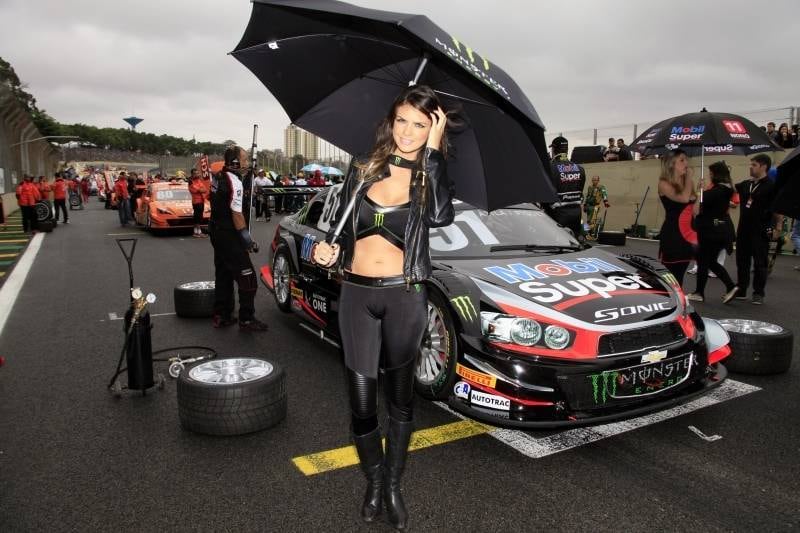 Mesmo com o tempo frio e a chuva nesse domingo (23) na zona sul de São Paulo, as famosas grid-girls não deixaram de chamar a atenção na prova de abertura da Stock Car
