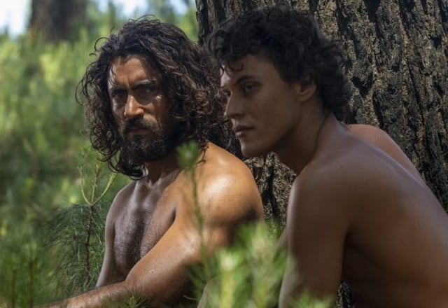 Adão decide que está na hora de os filhos saberem o verdadeiro motivo dele e Eva deixaram o Éden. Mesmo com a descoberta, Abel agradece aos pais pelo o que fizeram por eles. Caim, no entanto, fica furioso e os culpa pela "miséria" em que vivem
Fique ligado nas emoções do terceiro capítulo de Gênesis, a partir das 21h45, na tela da RECORD.