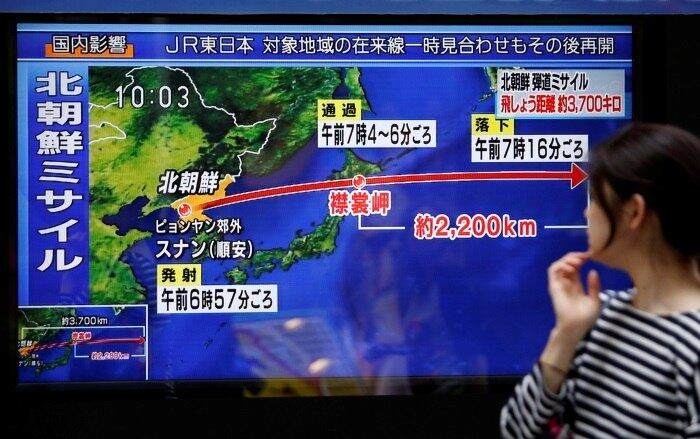 Mulher observa noticiário sobre os testes norte-coreanos em Tóquio, no Japão; países vizinhos são os que mais se preocupam com o programa nuclear da Coreia do Norte

