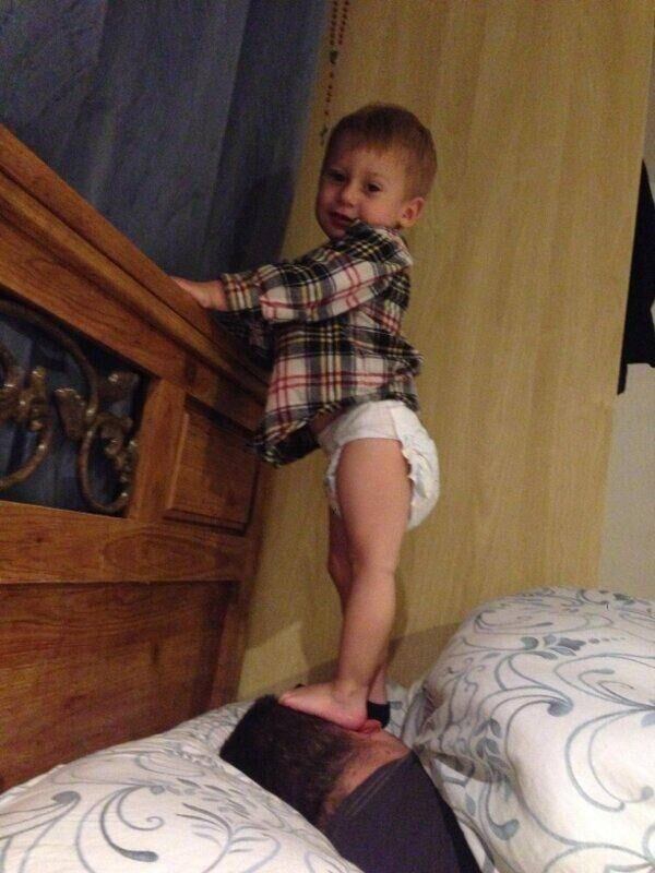 Garotão, isso não é um travesseiro!