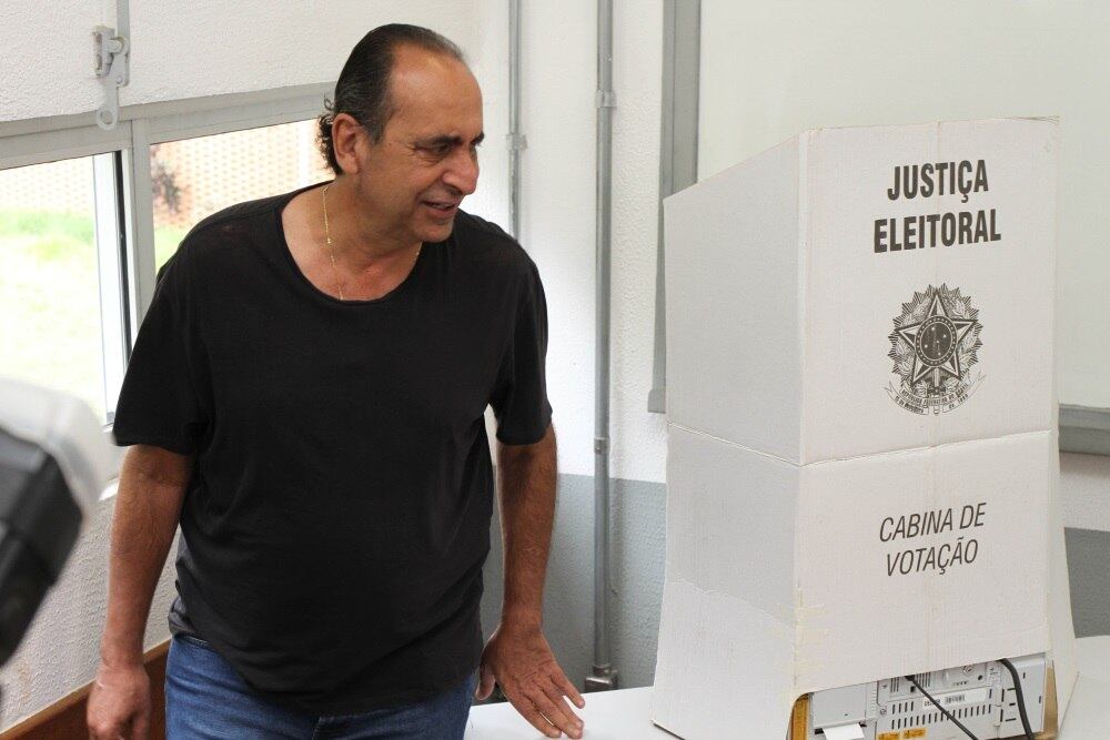 Ex-cartola ultrapassa adversário nas semanas finais da campanha