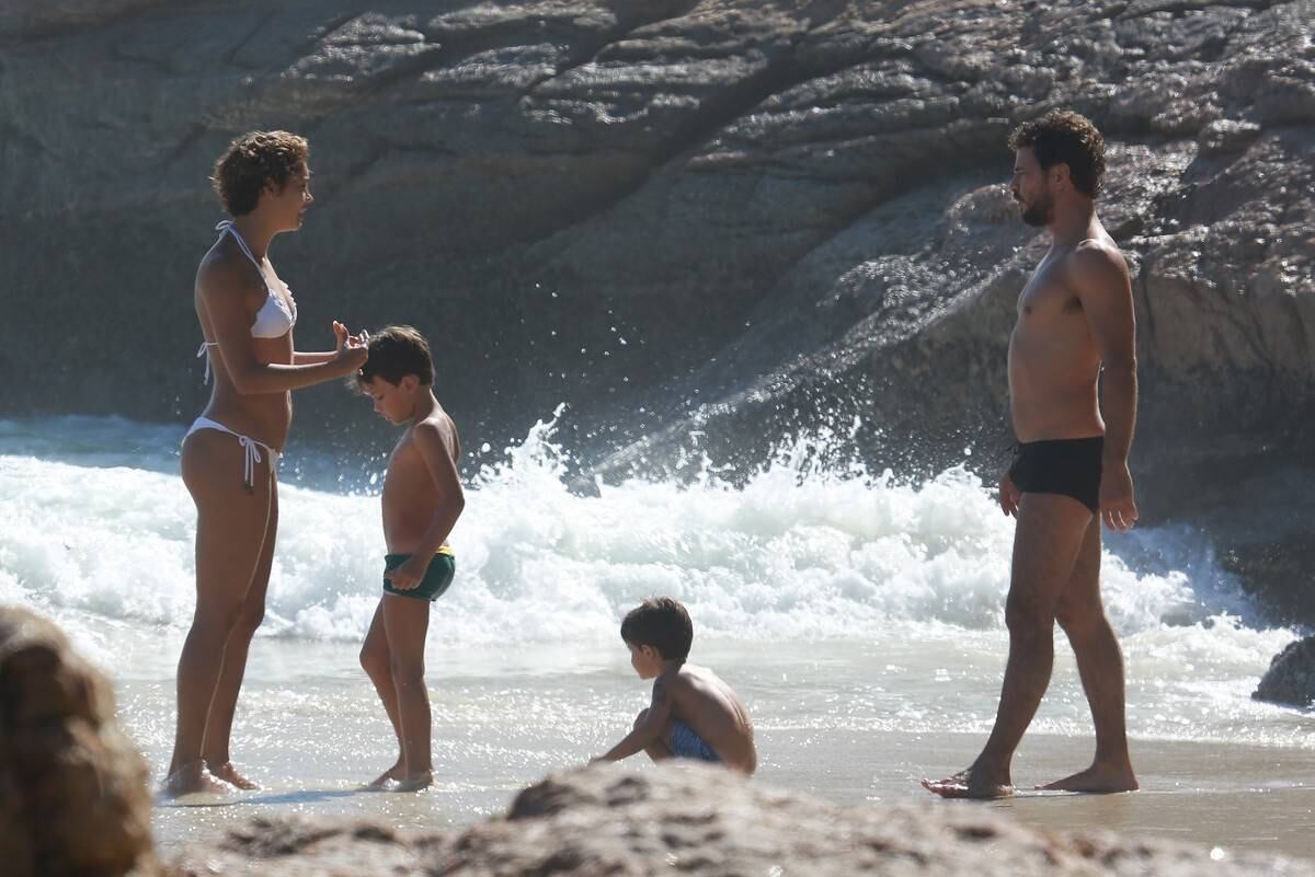 Sophie Charlotte e Daniel de Oliveira se divertem em praia com a família