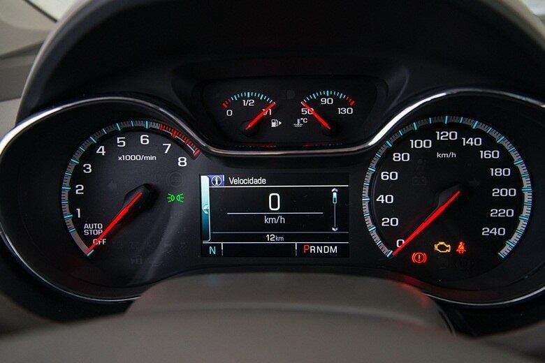 O pacote LTZ adiciona teto solar (exclusividade do hatch), airbags de cortina, faróis com regulagem de altura, LED diurno, sensores de chuva, de luz e de obstáculos traseiros, chave presencial com partida por botão e acionamento remoto do motor, retrovisores externos rebatíveis com aquecimento, retrovisor interno eletrocrômico, MyLink com tela de 8 e GPS com mapas 3D, grade e maçanetas externas cromodas e rodas escuredidas