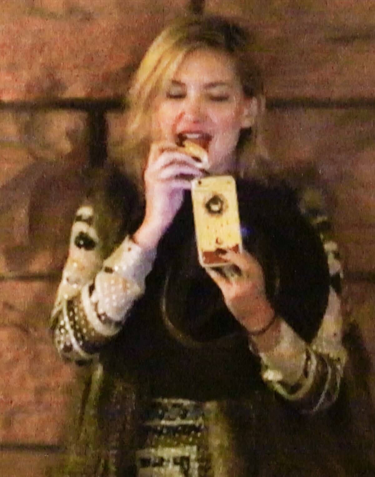 Kate Hudson é muito gente como a gente. Vai dizer que você nunca tirou várias selfies e depois ficou rindo ao ver o resultado? E mais, quem nunca foi flagrado tentando tirar selfies. Pois foi isso que aconteceu com a atriz, que tentava tirar selfie chupando uma laranja

Acesse o R7 Play e assista à programação da Record quando quiser
