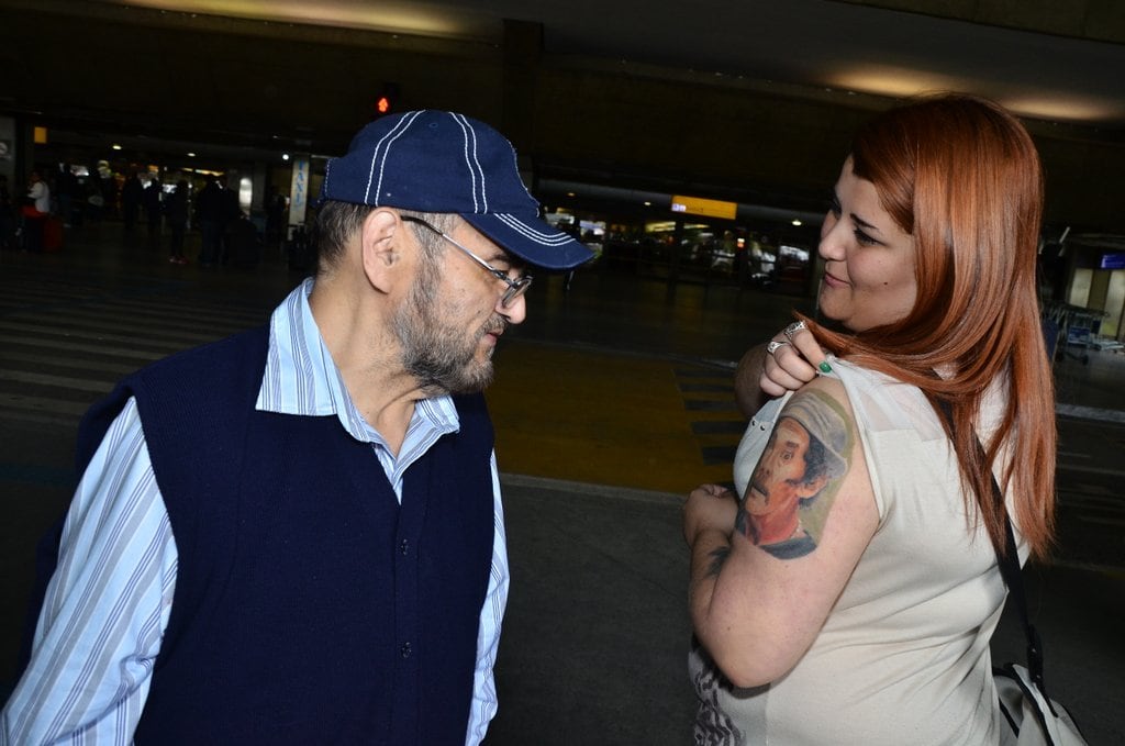 A menina tem um Seu Madruga tatuado no braço