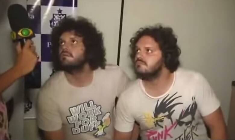Os gêmeos Diogo e Diego chegaram ao
estrelato não apenas por infringir a lei. Durante um noticiário da Band, eles
atuaram, tiraram onda da reportagem, contaram intimidades da dupla, falaram
baixaria e cantaram a repórter. Causaram, né?