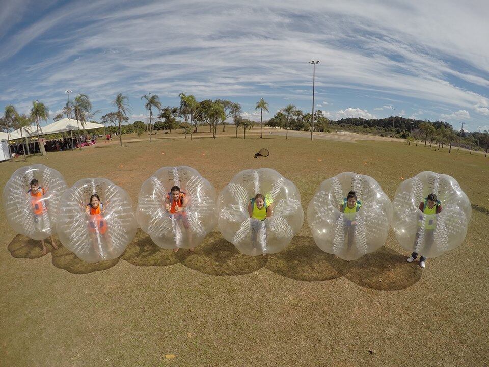 Viver como o personagem protagonista do filme Jimmy Bolha não deve ser bom, mas já é possível se divertir dentro de uma bolha gigante em Brasília. A novidade é o Bubble Soccer, que está disponível no gramado do Planetário de Brasília, no Eixo Monumental