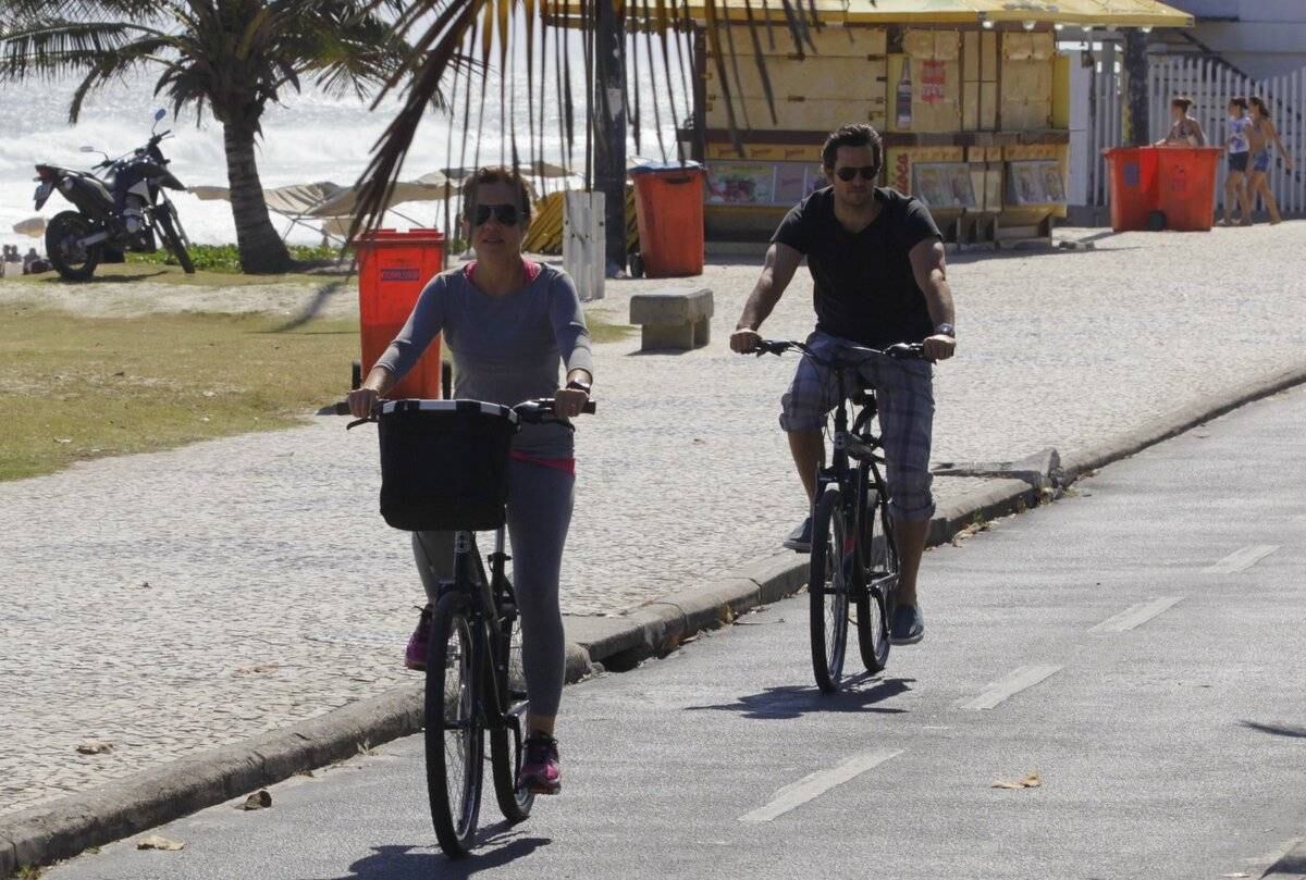 O casal foi fotografado pedalando na orla da Barra da Tijuca, no Rio
