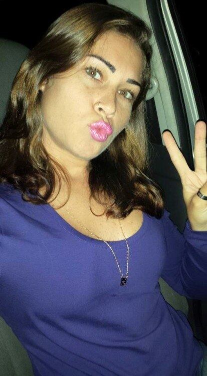 A má notícia para os marmanjos de plantão é que a gari gata não "está na pista". A jovem tem compromisso. A beldade namora outro gari.

— Estamos bem e nos amando. É uma paixão de verdade