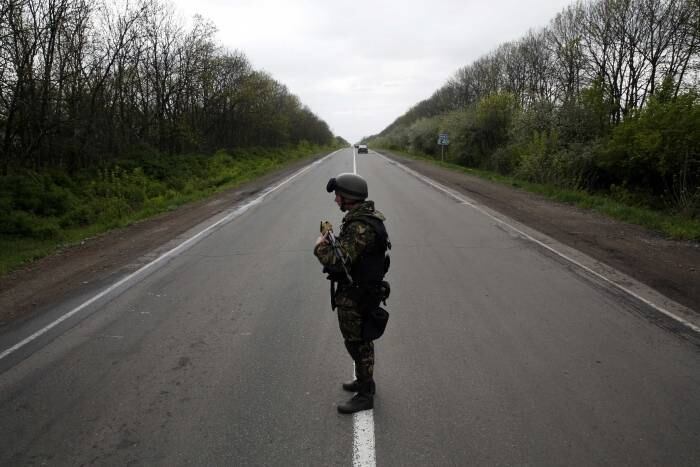 Um soldado ucraniano guarda uma estrada perto do vilarejo de Malinivka,
sudeste de Slaviansk, no leste da Ucrânia