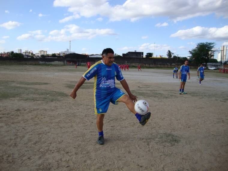 Há 22 anos, o meia Pedro Ribeiro Lima,
o sr. Peri Lima, assinou seu primeiro contrato profissional, com 43 anos. Atualmente, aos 65 anos, continua jogando pela Desportiva Perilima,
de Campina Grande, clube que fundou e do qual é presidente. "Ainda tô com um fogo danado, a gente não consegue parar. É um vício que eu peguei, mas me
faz bem, me traz saúde, alivia o estresse e ajuda a gente a superar coisa
ruim".

Reportagem: Eugenio Goussinsky, do R7