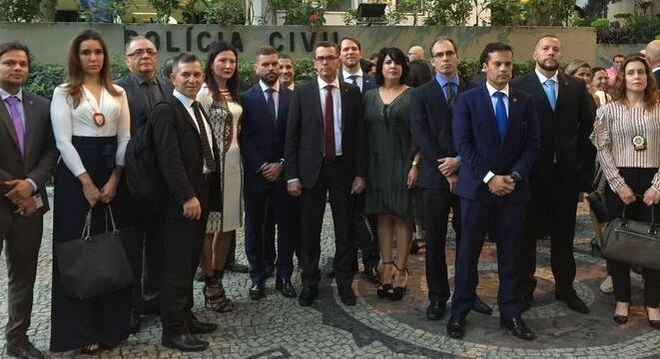Delegados de diversos estados e entidades da categoria em frente à Chefia de Polícia Civil do Rio