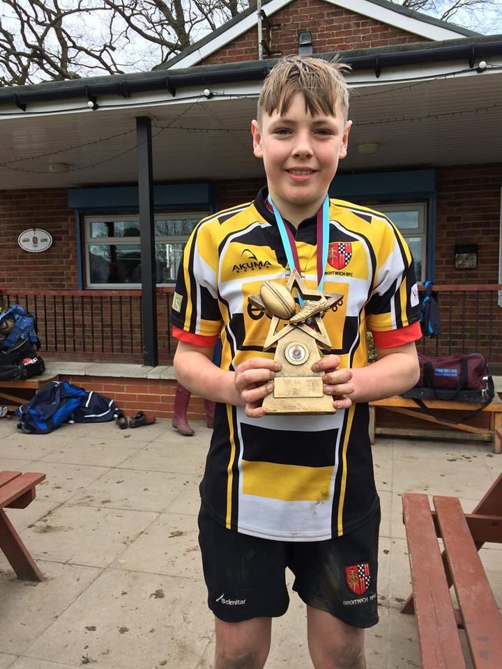 Um jovem jogador de rugby da Inglaterra de apenas 13 anos morreu oito dias após ser diagnosticado com uma agressiva leucemia. James O'Mara, do condado inglês de Worcester, foi descrito pela família como um adolescente "saudável e em forma" quando, de repente, ficou doente. As informações são do jornal britânico Daily Mail
