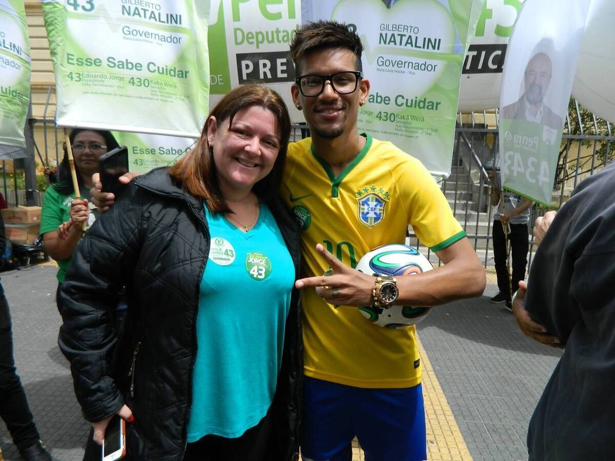 O candidato a deputado estadual por São Paulo Neymar Cover
(PV) não conseguiu fazer o mesmo sucesso que o jogar de futebol que imita e
recebeu 551 votos, 0,01% dos votos válidos nestas eleições