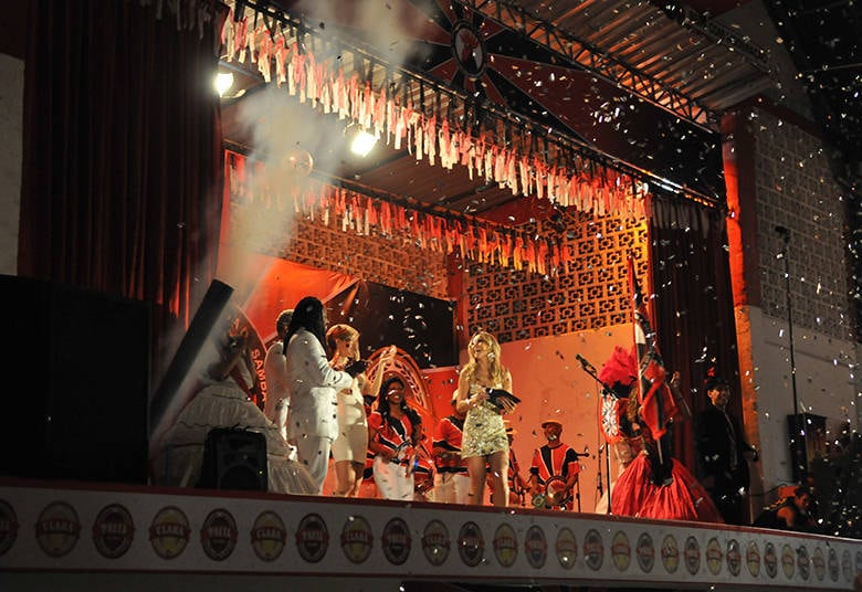 Descobrindo o rumo da história/ A luta de
cada dia
+ Ouça o samba enredo composto especialmente para a minissérie
+ 50 kg mais magro, André Mattos entrega segredo do emagrecimento
+ História de amor interrompida! Entenda a relação entre o governados Guido e Dora