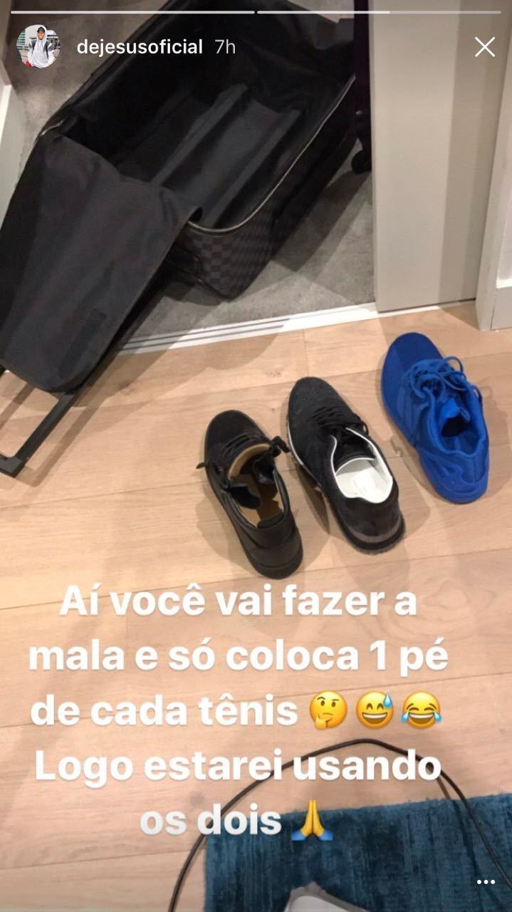 Atacante Gabriel Jesus faz brincadeira com lesão no pé direito