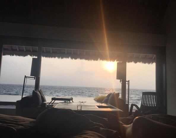 Os dois estão em um hotel luxuoso, passando os dias à beira mar