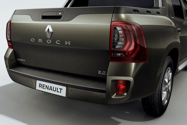 Um dos pontos marcantes do Duster Oroch é design moderno combinado ao porte robusto, que transmite a impressão de ser maior que uma Strada e nem tão menor que uma S10. Em termos de design, a dianteira é praticamente igual à do Duster, mas a traseira é inédita e moderna, com lanternas que simulam três arcos na vertical