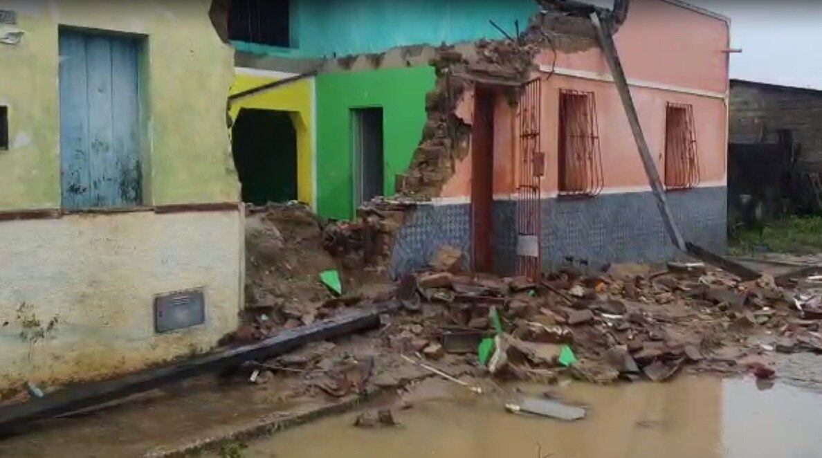 Casas foram destruídas pela chuva em Itambé (BA)