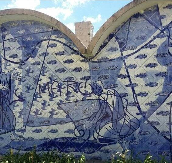 Painel de Portinari pintado na parte externa da igreja foi pichado