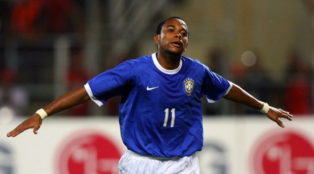 Robinho era um dos destaques daquela Seleção. Na época, pertencia ao Real Madrid.