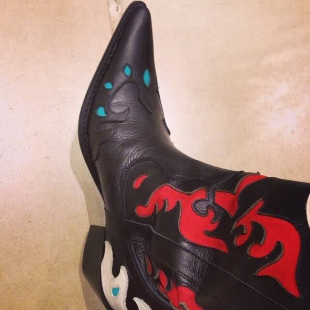 Roberta tem várias botas country no closet, a maioria trazida do Texas