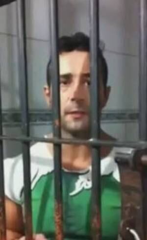 Oliver está atrás das grades