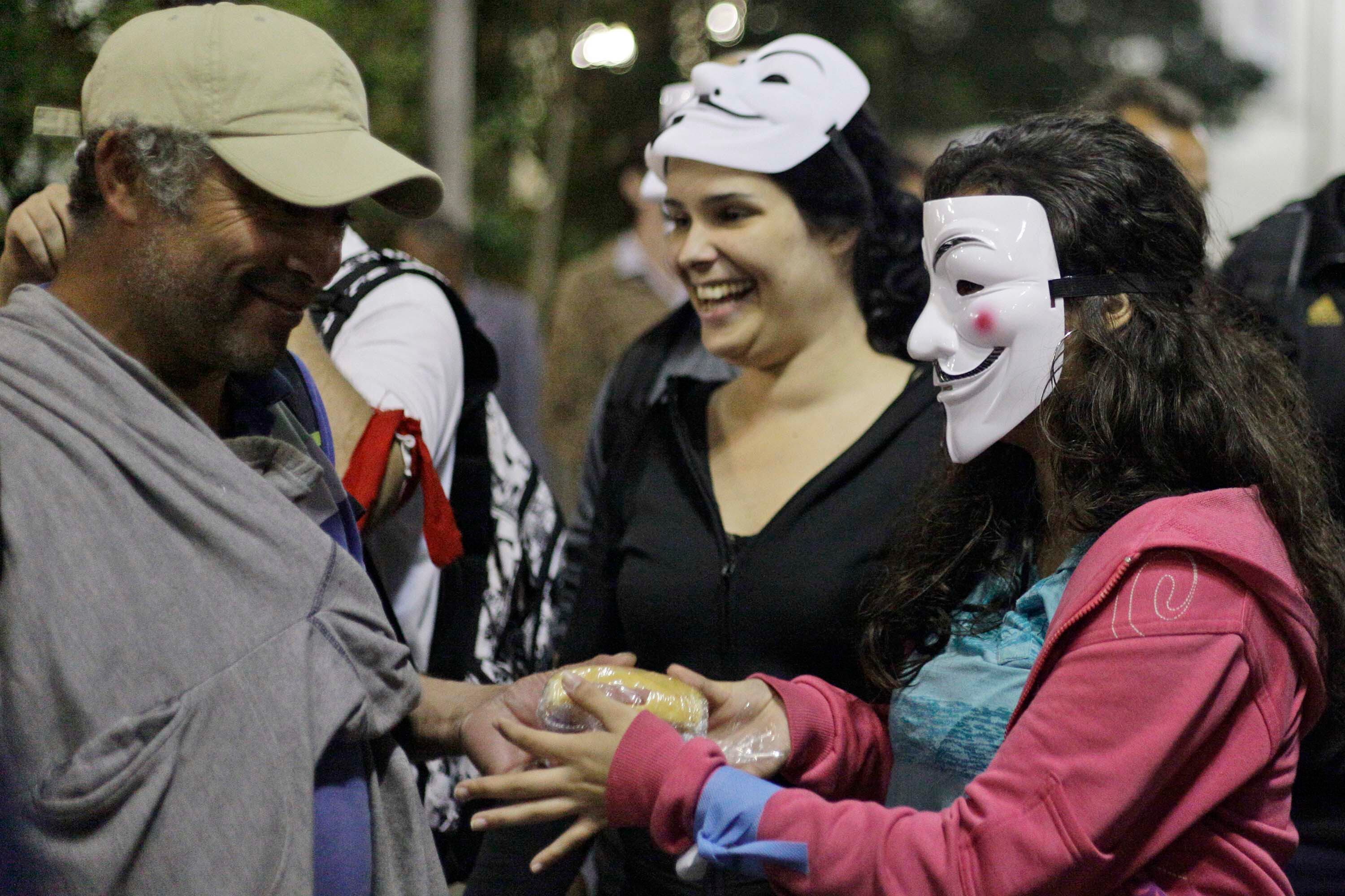 O grupo Anonymous promoveu uma ação social na noite deste domingo (26) na Praça da Sé, no centro de São Paulo 