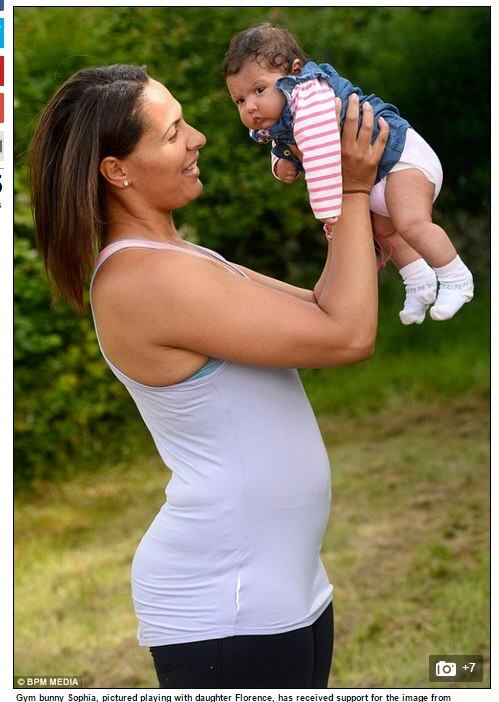 Sophia
ganhou 20 kg durante a gravidez de seu terceiro filho, Florence, uma menininha
agora com seis semanas de idade. Ela agora protesta contra a imagem das famosas
de Hollywood, com corpos prontos para a praia logo depois de dar à luz.





— A
maioria das pessoas espera que a gente já saia da maternidade com uma barriga
tanquinho, mas a realidade, mesmo quando se pratica exercício durante a
gravidez, é completamente diferente. A verdade é que ainda estou usando roupas
três números maiores do que o normal 