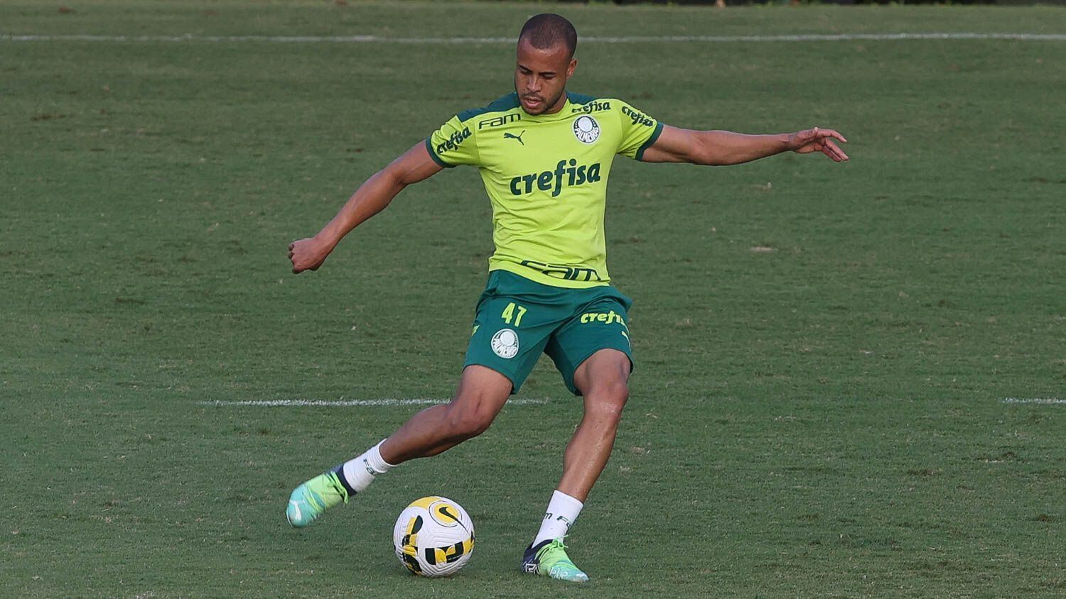 Mayke treina com bola na última atividade do Palmeiras antes de viajar para o Equador