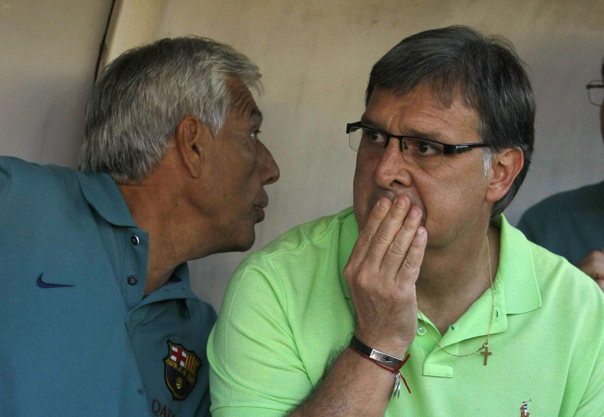 É cedo para dizer se o novo Barça, comandado pelo argentino Tata Martino (de verde) vai dar certo, mas o novo estilo de jogo tem causado estranhamento na Espanha