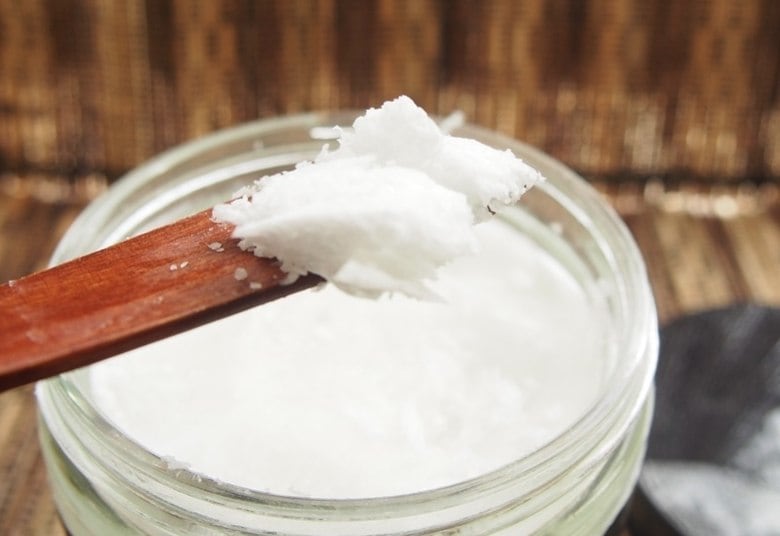 A nutricionista observa que óleo de coco pode auxiliar no emagrecimento, já que a gordura nesse caso traz saciedade. "Os benefícios do óleo de coco se dão pela gordura do coco, que é de absorção muito rápida. Também tem a presença do ácido láurico, que só é encontrado no leite materno. Ele ajuda na produção de anticorpos, o que é muito importante para a imunidade", explica.