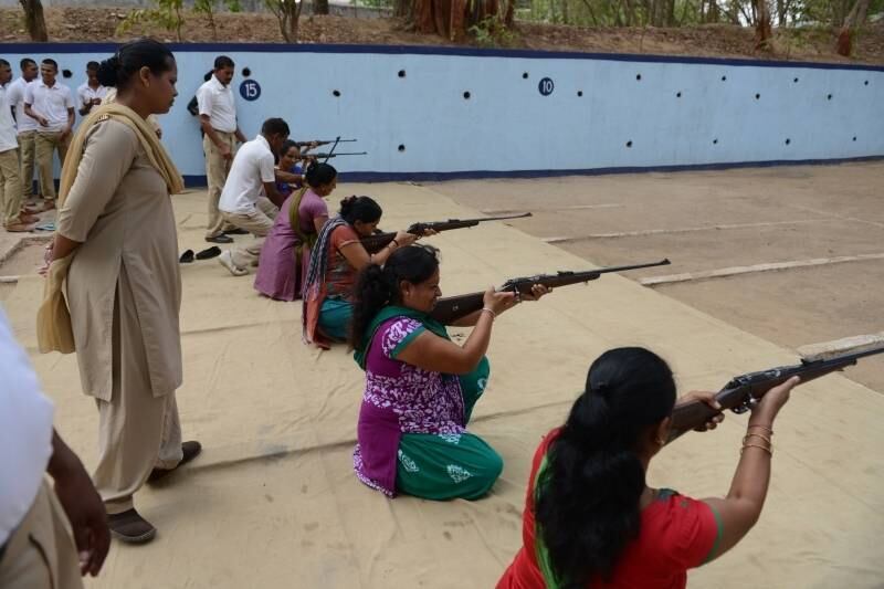 Em Ahmedabad , na Índia,
mulheres a partir de 15 anos participam de treinamento de tiro, parte de
programa que ensina técnicas de autodefesa a mulheres indianas