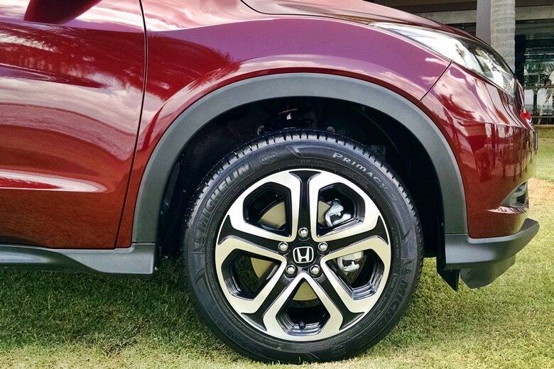 O modelo traz de série, em todas as versões, rodas de 17 polegadas com pneus 215/55 R17 e sistema de freios a disco nas quatro rodas com ABS (antitravamento) e EBD (distribuição de frenagem)