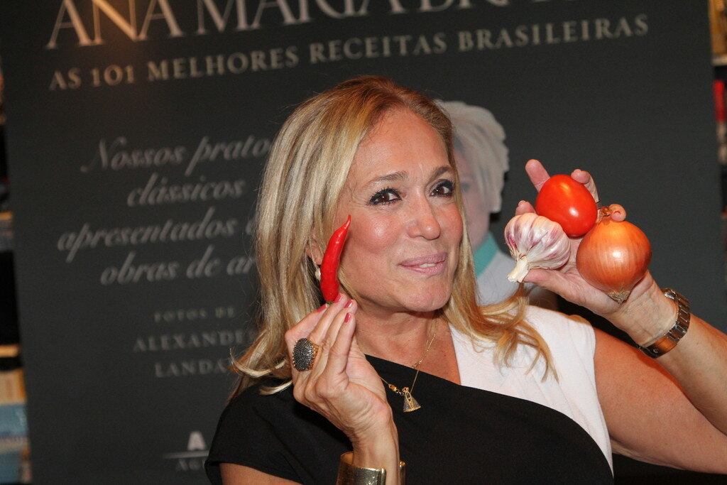 

Ao
chegar na livraria, Susana confundiu o horário e cumprimentou com um boa tarde
os fotógrafos do evento e se divertiu ao perceber que já era tarde. E ainda
contou piadas enquanto estava na fila.



— Boa tarde, meu povo! Nossa já passou das seis da tarde, né? Meu Deus! Oito da
noite. Pula essa parte tá gente [risos]. Vamos falar de coisa boa... [Risos]


