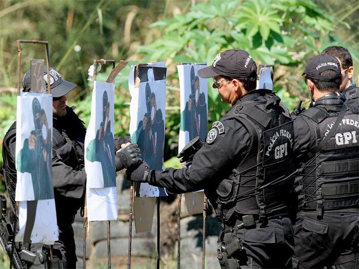 Os policiais miraram em placas simbolizando um criminoso
durante um sequestro