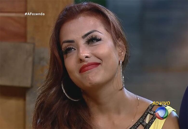 Com
apenas 41,22% dos votos de permanência, Li Martins deixou A Fazenda 8 nesta quinta-feira (5). A cantora é a sétima
participante a sair do jogo. Mesmo entrando no reality show casada, a peoa manteve
um relacionamento com JP Mantovani companheiro da equipe Machado e causou
outras polêmicas

+ Aos prantos, Rayanne faz pedido a Douglas Sampaio: "Para de me dar gelo?"
+ "Estou infeliz há quase dez anos", desabafa Li Martins
+ Mara fica surpresa com declaração de Douglas Sampaio