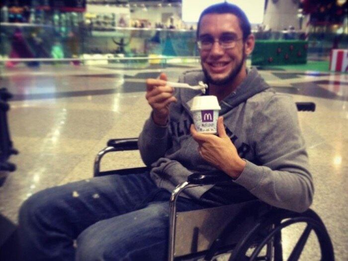 O atleta passou por um longo período de recuperação e precisou de cadeira de rodas para se locomover