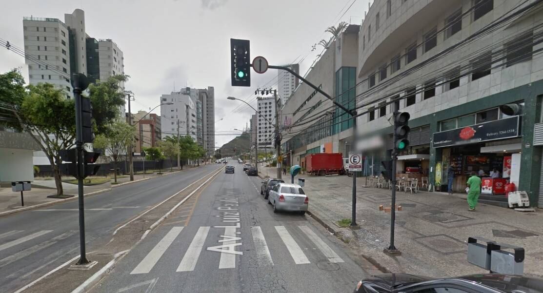 A vítima foi abordada na avenida Luiz Paulo Franco enquanto aguardava o marido dentro do carro