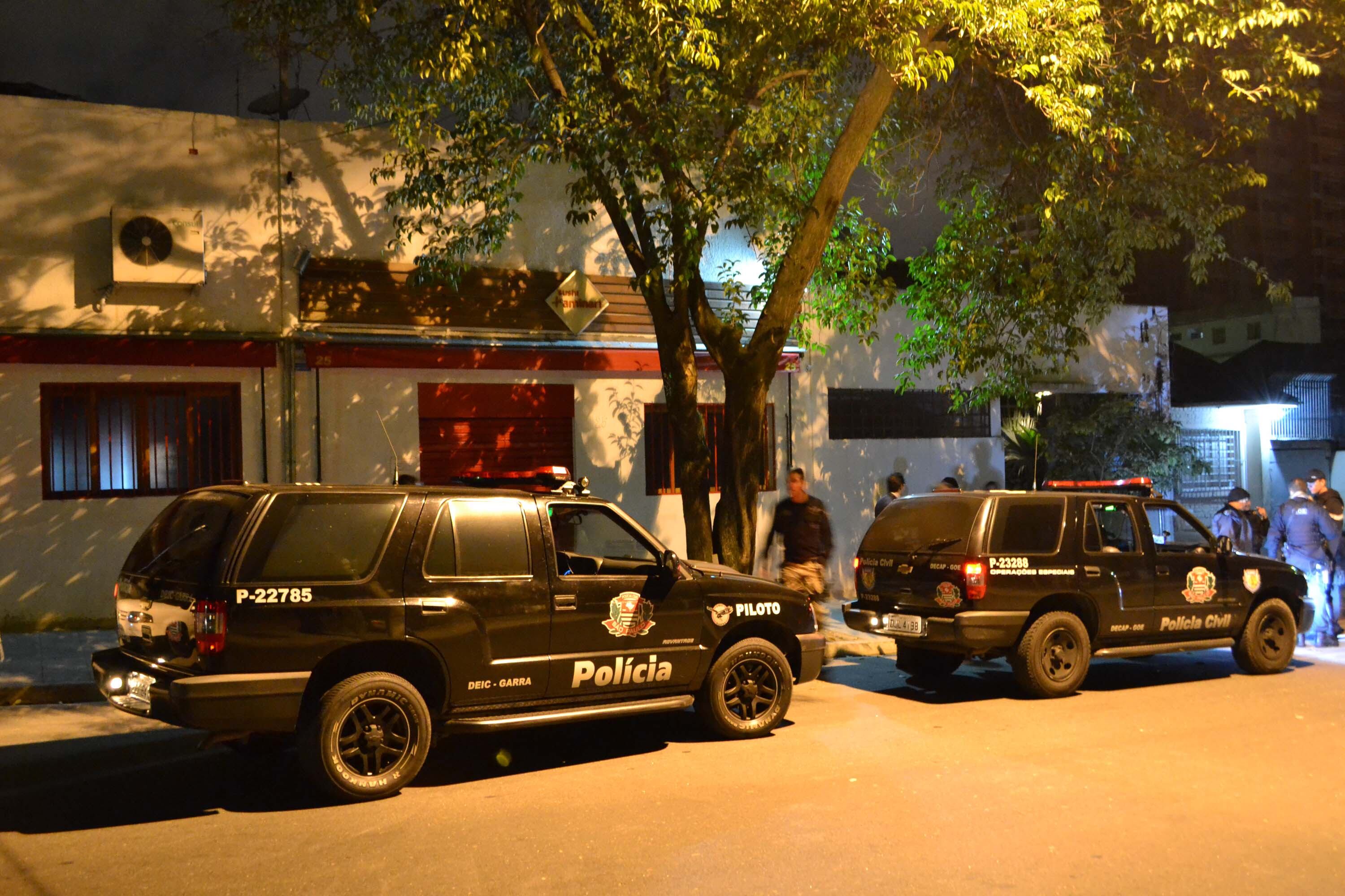 Assaltantes fizeram um arrastão em um restaurante japonês na rua Amaro Cavalheiro, em Pinheiros, zona oeste de São Paulo, no dia 22 de abril. Os criminosos fugiram depois de roubar os pertences das vítimas e o dinheiro do caixa do estabelecimento. Segundo a polícia, quatro criminosos participaram da ação, um deles aparentando ser menor de idade. Apenas três assaltantes entraram no restaurante. O quarto ficou esperando os comparsas no carro. Os bandidos renderam cerca de 15 funcionários e 10 clientes. De acordo com as testemunhas, a ação dos bandidos não chegou a durar cinco minutos