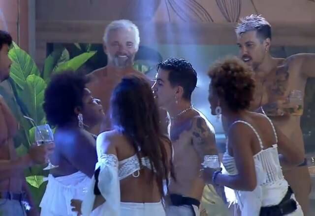 Em um momento inusitado, os peões foram à loucura em uma das festas, quando Jojo e Biel dançaram juntos, algo que os participantes jamais poderiam imaginar. Já na reta final do programa, ambos se respeitaram e até tiveram alguns diálogos. 

Assine o PlayPlus e tenha acesso a conteúdos exclusivos para você e sua família!