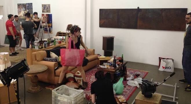 Toda o filme foi feito em um dia só e a sala de aula foi transformada em apartamento