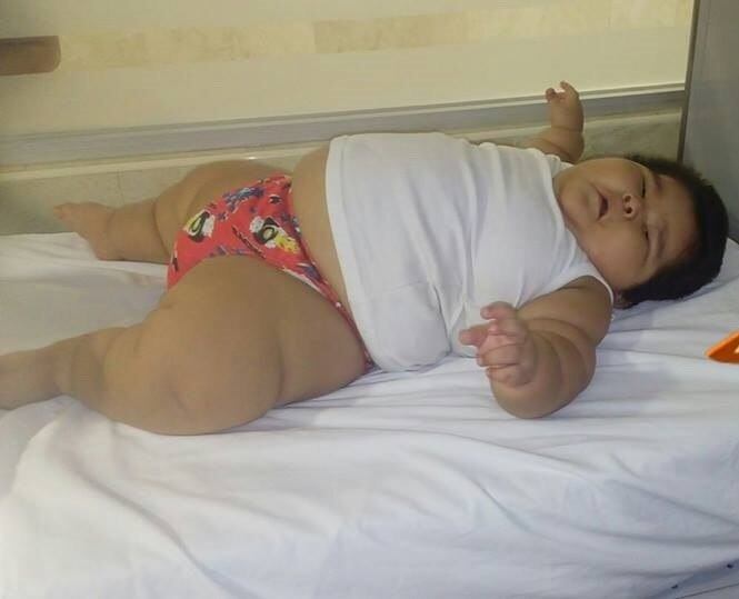 Um bebê mexicano tem intrigado os médicos pelo peso excessivo. Aos dez meses, ele pesa 28 kg, peso equivalente ao de uma criança de nove anos de idade. Os especialistas ainda não têm o diagnóstico confirmado do pequeno Luis Manuel González, mas acreditam que ele sofra de Síndrome de Prader Willi — doença genética que causa fome insaciável em crianças, e que, eventualmente, pode desenvolver diabetes e obesidade

*Sob supervisão de Vanessa Sulina 


