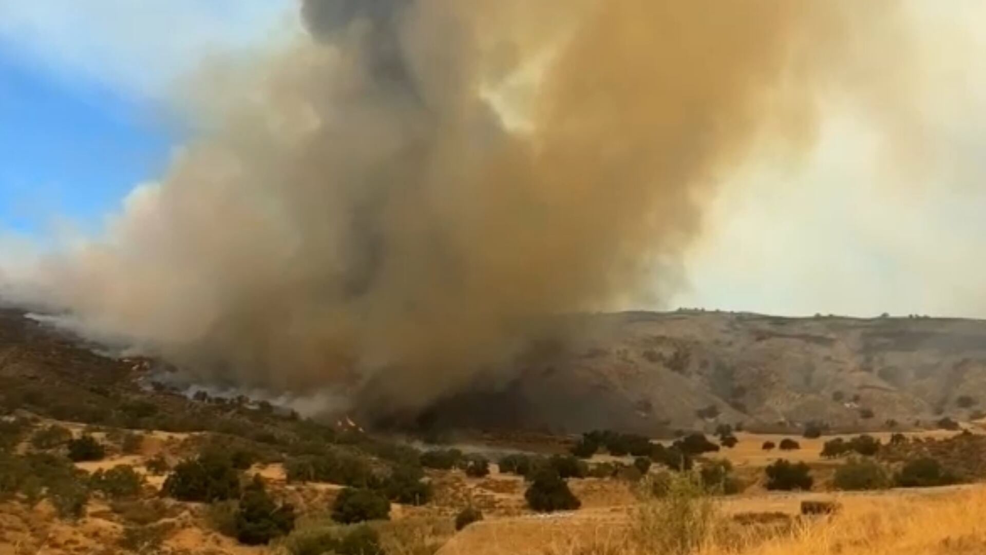 Califórnia é atingida pelo segundo maior incêndio florestal do ano