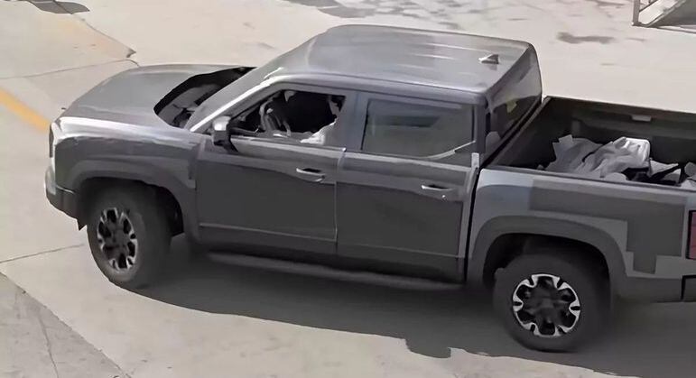 Utilitária flagrada em testes feitos na China