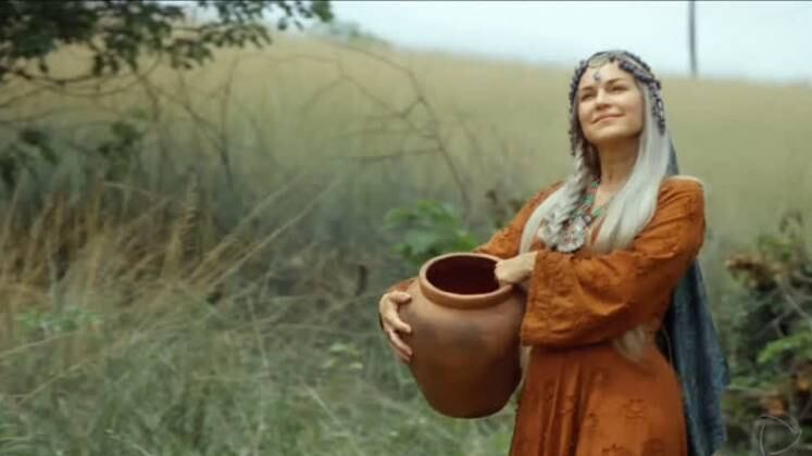 Mesmo na velhice, Sara gerou Isaque no tempo em que Deus prometeu. Mas, novamente seu amor por Abraão foi posto à prova. O rei Abimeleque exigiu que ela fosse morar no palácio. O Senhor não deixou que ninguém a tocasse e obrigou o rei a soltá-la