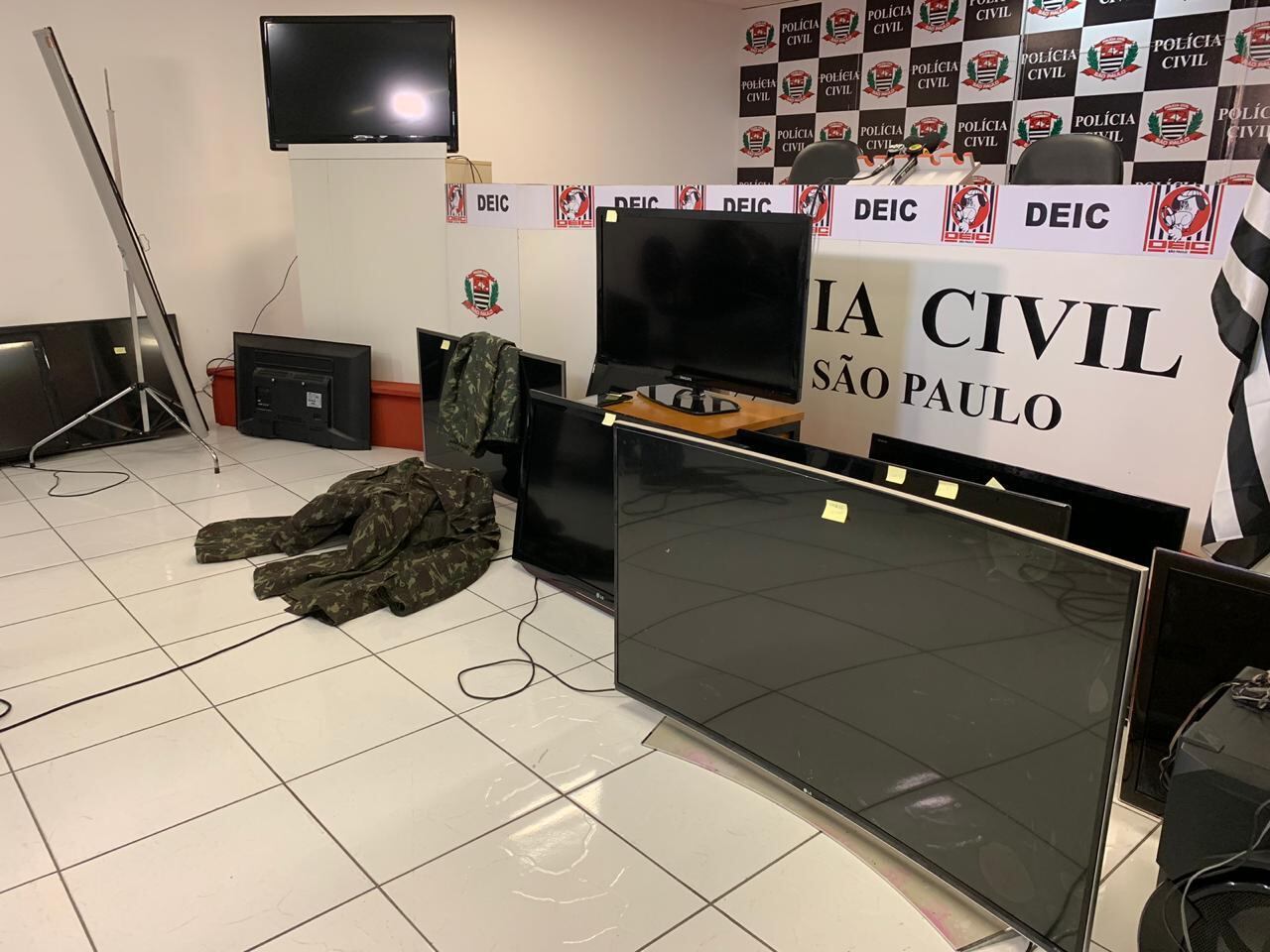 Roupas camufladas e televisores foram apreendidos com os suspeitos