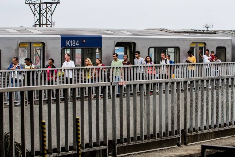 Passageiros tiveram que desembarcar fora da plataforma