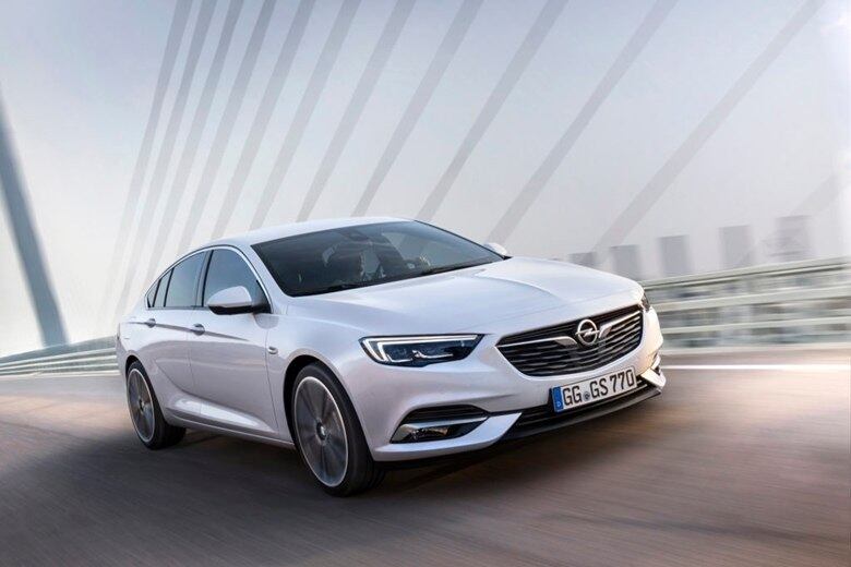 O Insignia Grand Sport possui motores de quatro cilindros, com propulsores de 1.6 e 2.0 litros a gasolina ou a diese. A gasolina tem potências entre os 140 e os 250 cv e a gama diesel entre os 110 e os 170 cv